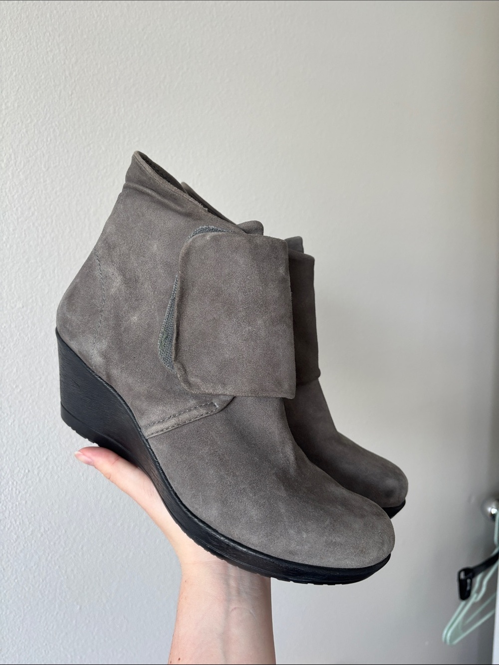 Dansko Romy wedge ankle boots velcro wrap closure gray suede leather size EU 40